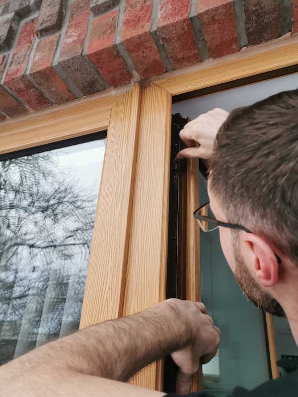 Fenster & Türen Doc in Niedersachsen- Justierung am Fenster (2)